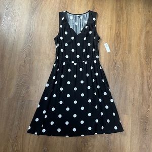 NWT Black and White Polka Dot V Neck Dress with Cinched Waist • Small